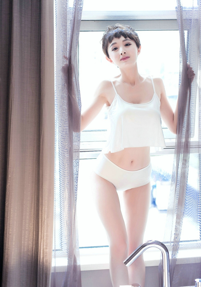 baby_kiki吊带背心美乳诱惑白嫩写真