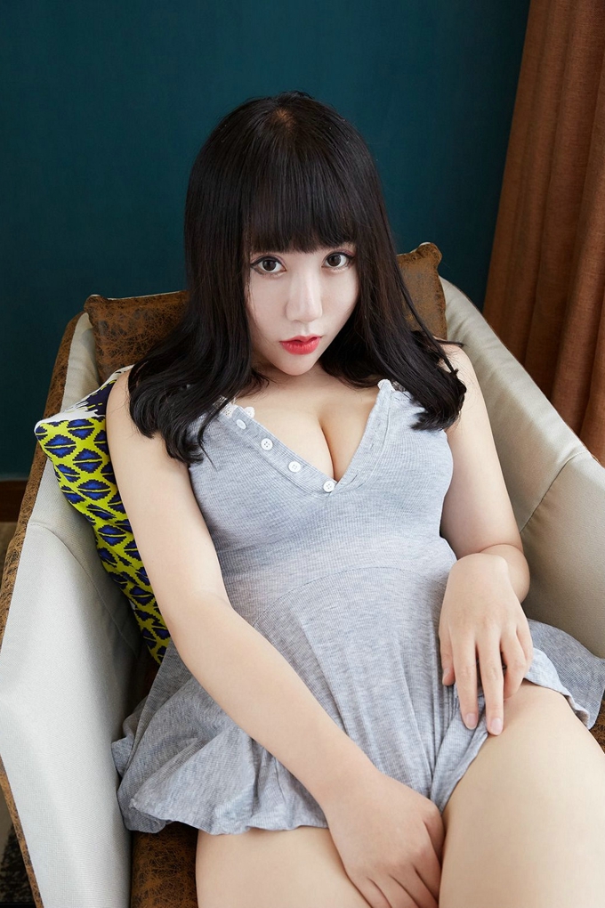 气质嫩模雪碧诱惑迷人居家私房美腿翘臀巨乳童颜写真