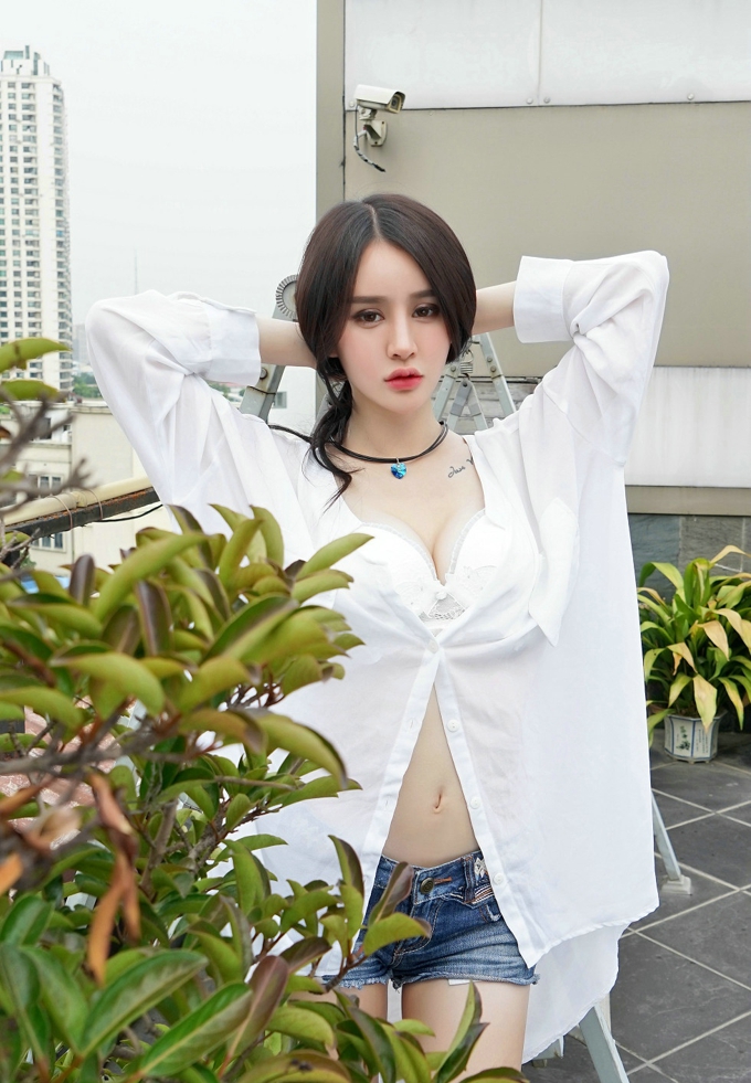 清纯诱惑Cheryl青树白衬衫露大胸妖娆妩媚养眼私房写真