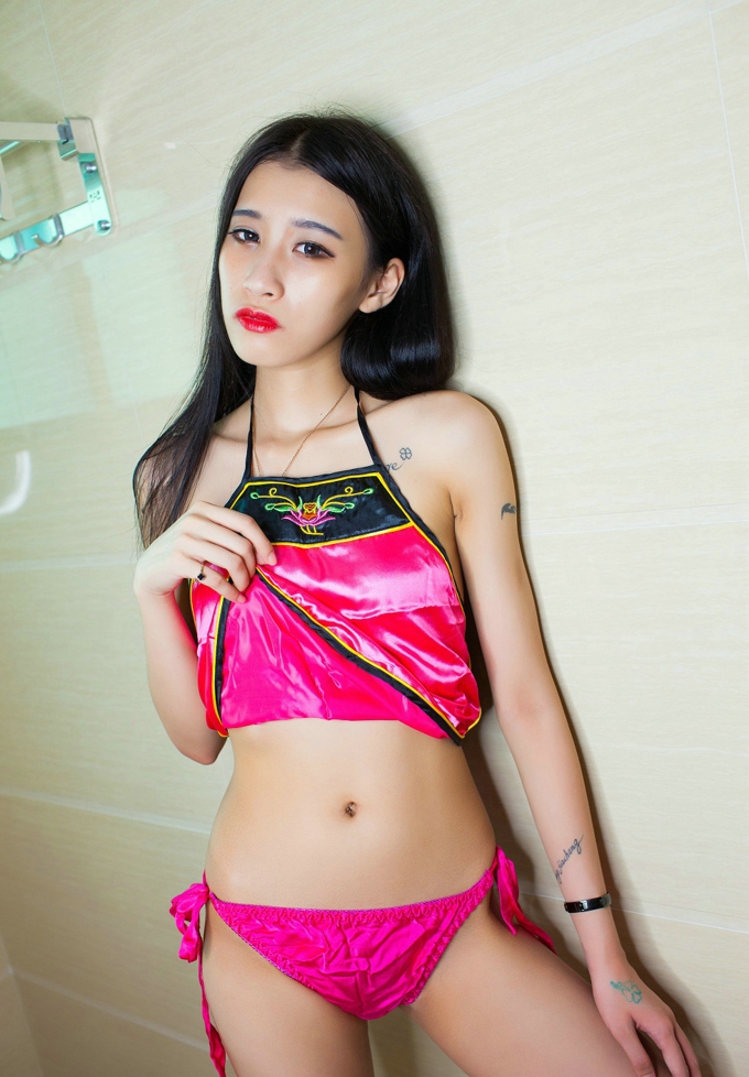 性感女神黃煒婷Tina玫红色肚兜制服诱惑养眼娇嫩大胸美腿乔润迷人写真