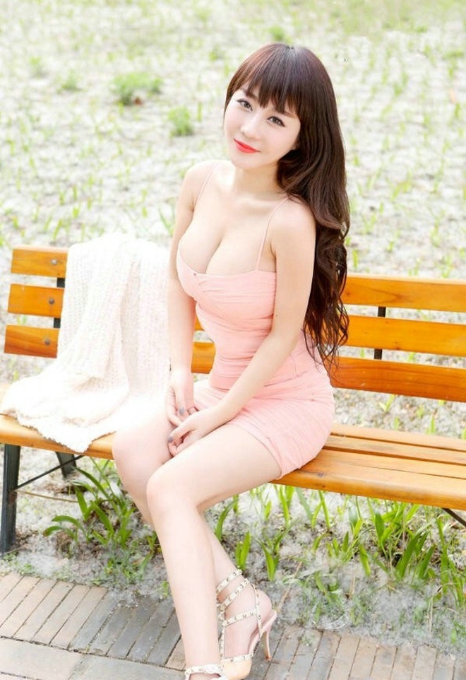 火辣娇艳巨乳美女性感吊带户外大胸娇媚妖娆诱惑写真