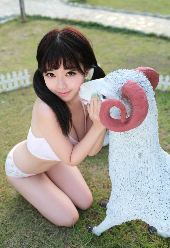 性感模特刘飞儿Faye与长颈鹿玩耍爆乳可爱俏皮火辣户外写真