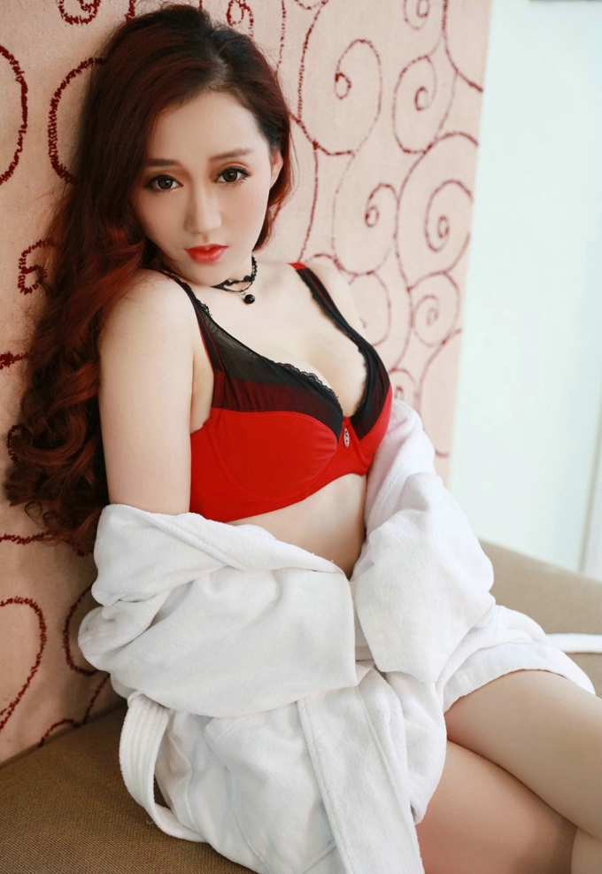 嫩模叶梦轩居家黑色蕾丝内衣秀傲人美胸白嫩翘臀诱惑写真