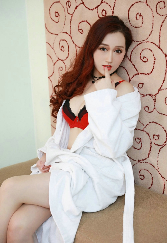 嫩模叶梦轩居家黑色蕾丝内衣秀傲人美胸白嫩翘臀诱惑写真