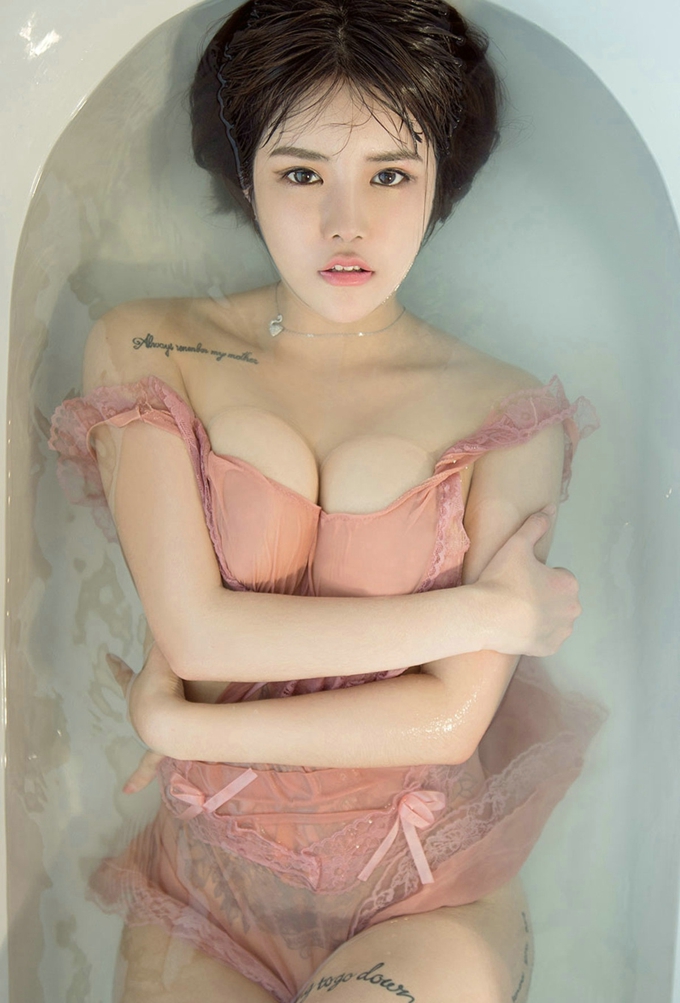 嫩模Jasmine粉红睡裙浴缸里湿身透视秀傲人美乳完美诱惑写真