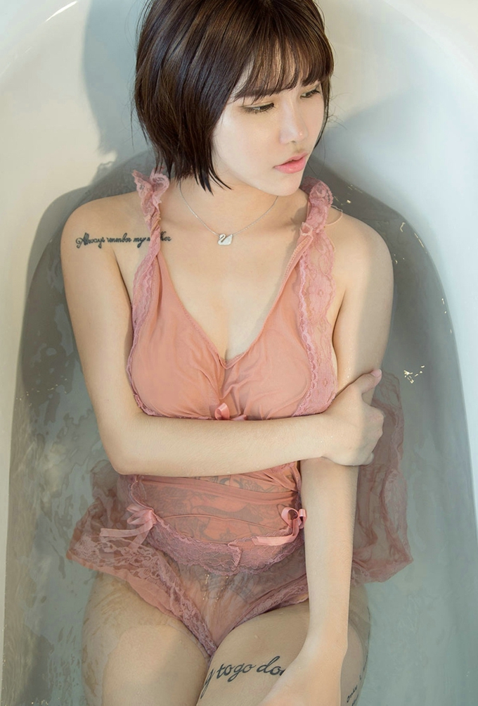 嫩模Jasmine粉红睡裙浴缸里湿身透视秀傲人美乳完美诱惑写真