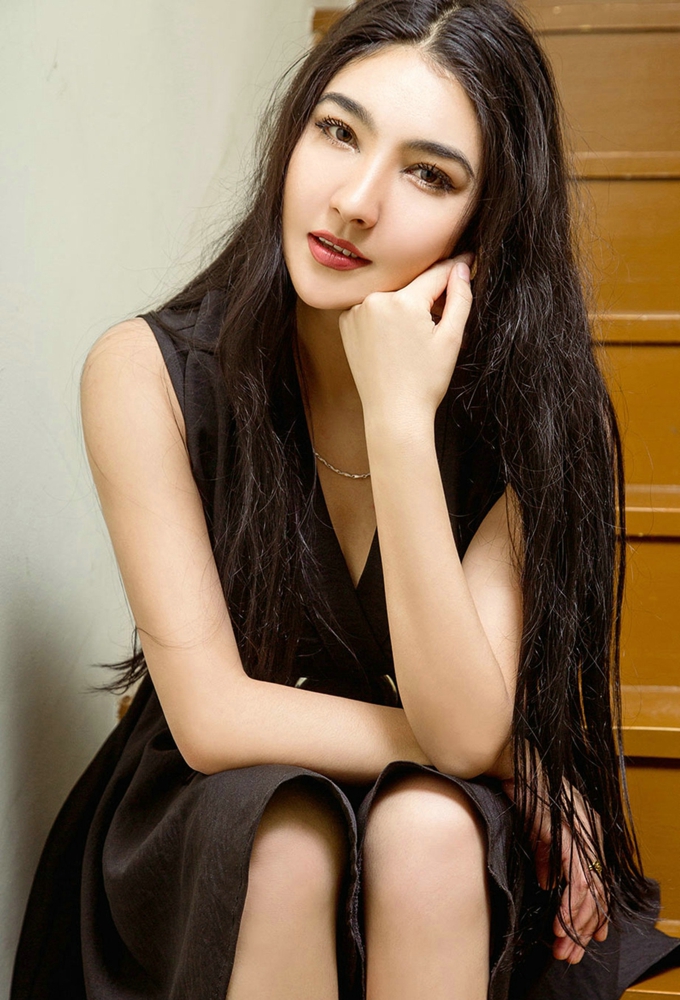 嫩模加依娜古丽单肩黑色长裙+吊带睡裙秀完美身材靓丽写真