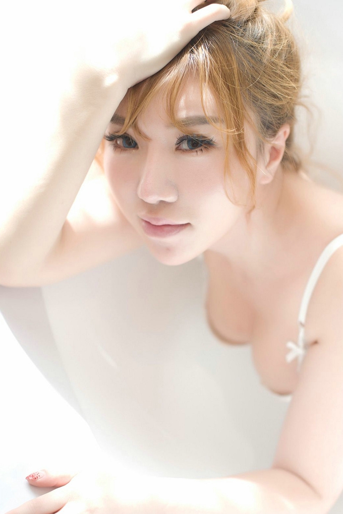 小公举Amy白色蕾丝内衣秀浑圆美乳浴缸里湿身诱惑写真