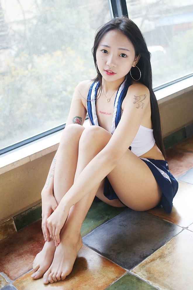 性感酥嫩可爱翘臀少女小月落地窗前初体验任君采撷娇嫩诱惑私房写真
