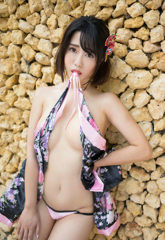 性感娇艳清眸美女模特兜豆靓明媚动人爆乳娇媚诱人户外写真