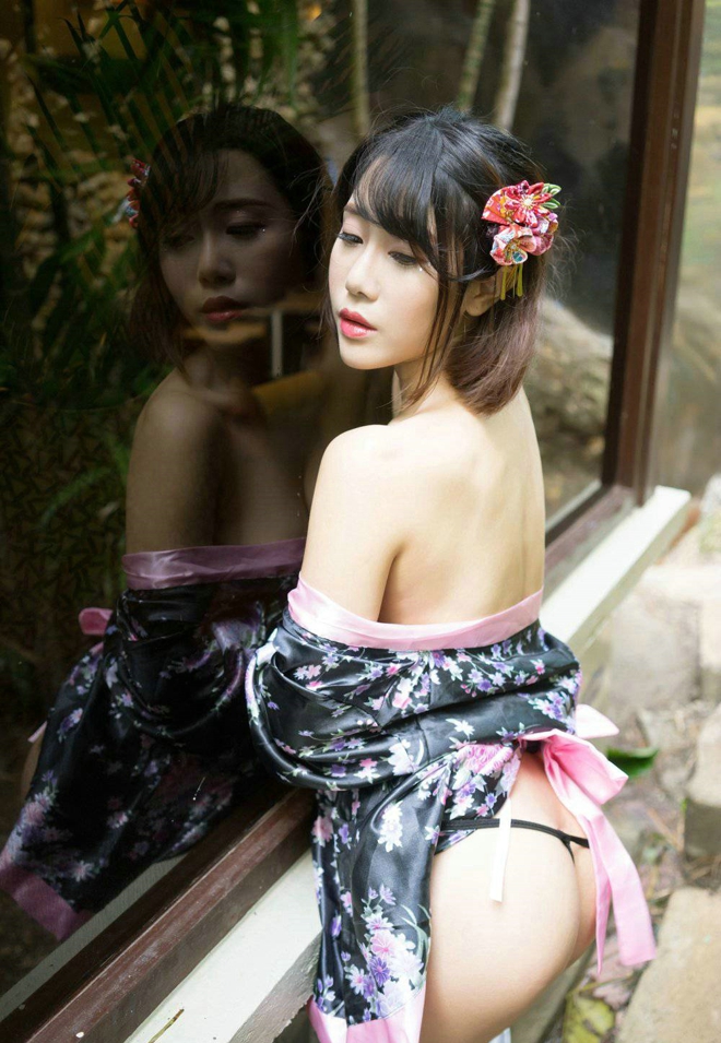 性感娇艳清眸美女模特兜豆靓明媚动人爆乳娇媚诱人户外写真