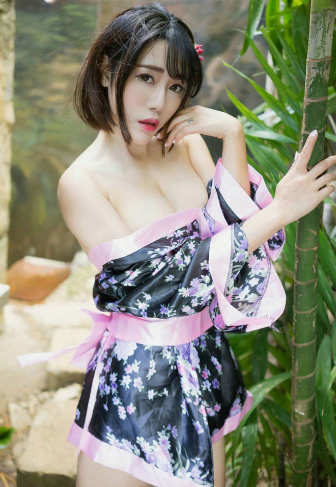 性感娇艳清眸美女模特兜豆靓明媚动人爆乳娇媚诱人户外写真