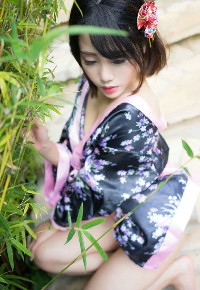 性感娇艳清眸美女模特兜豆靓明媚动人爆乳娇媚诱人户外写真