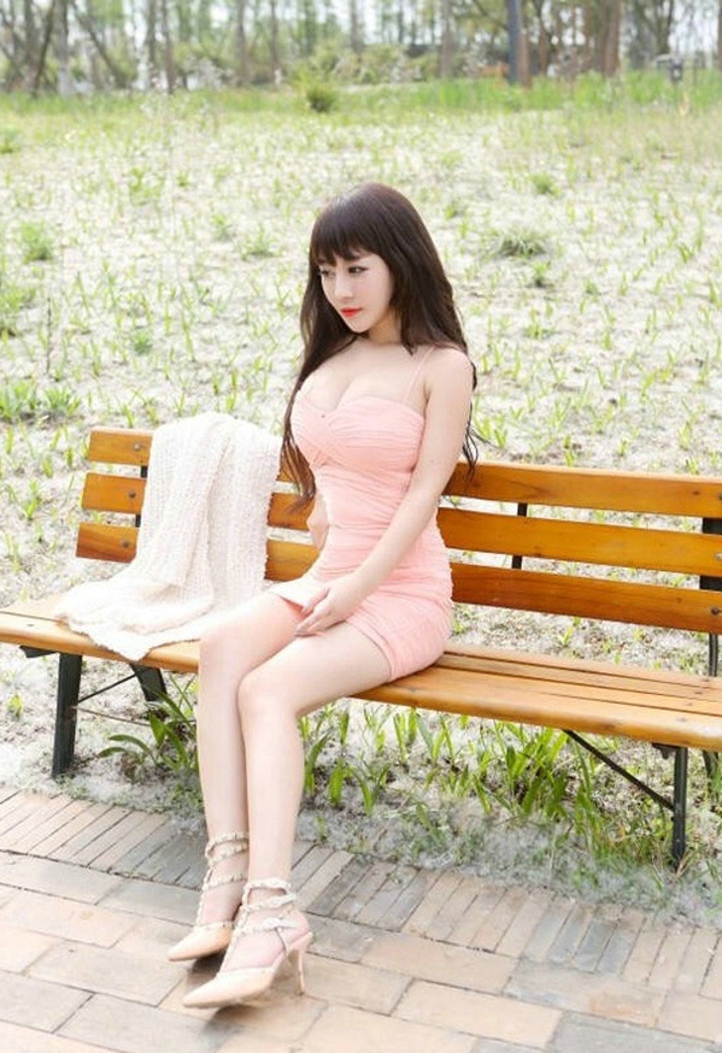 火辣娇艳巨乳美女性感吊带户外大胸娇媚妖娆诱惑写真