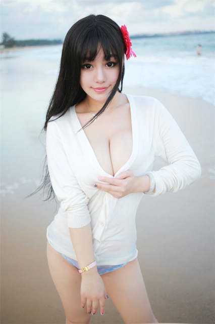 童颜巨乳女神可儿海边性感酥胸写真