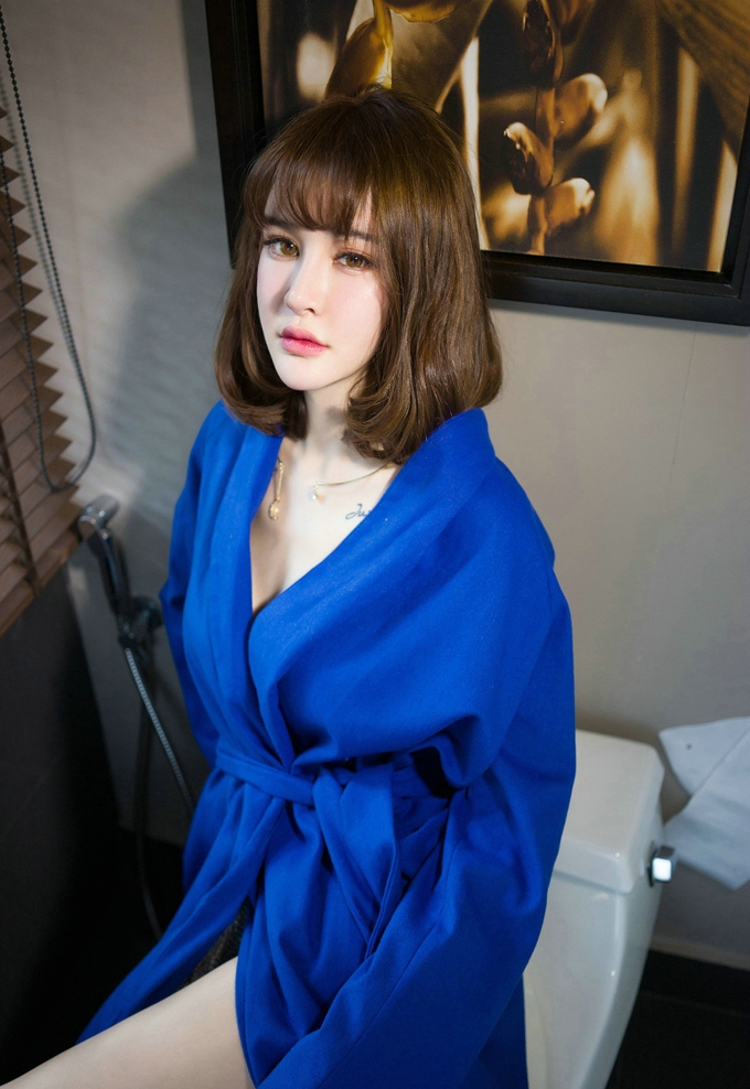Cheryl青树蓝色裹身浴袍气质诱惑美乳美腿翘臀写真