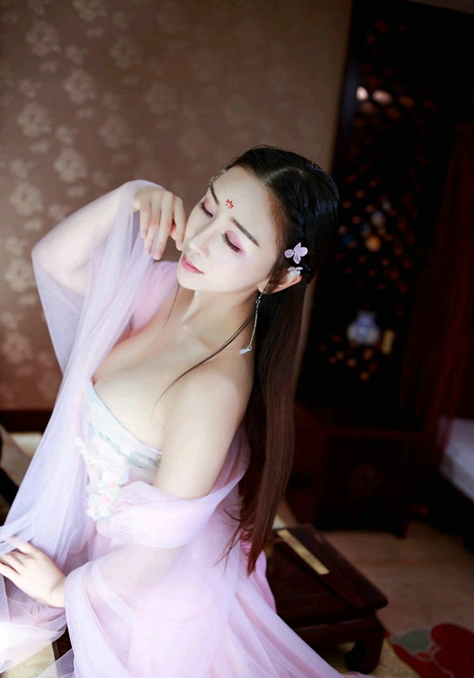 邹晶晶古典装豪乳诱惑迷人写真