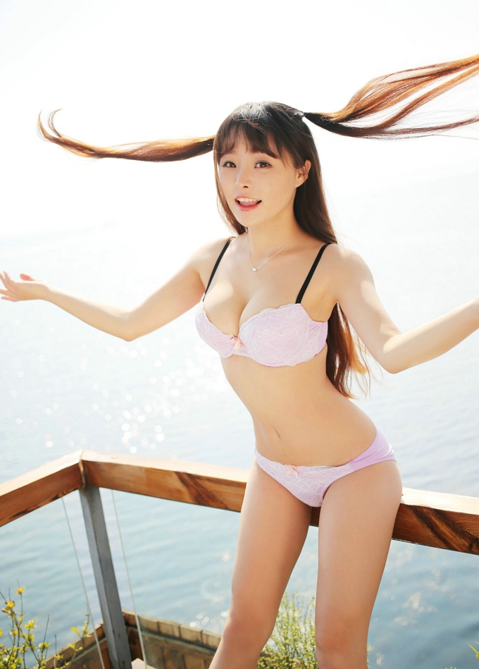 童颜巨乳嫩模柳侑绮诱惑美乳气质写真