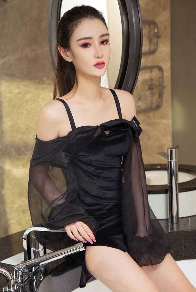 性感翘臀诱惑私房美女丰润写真