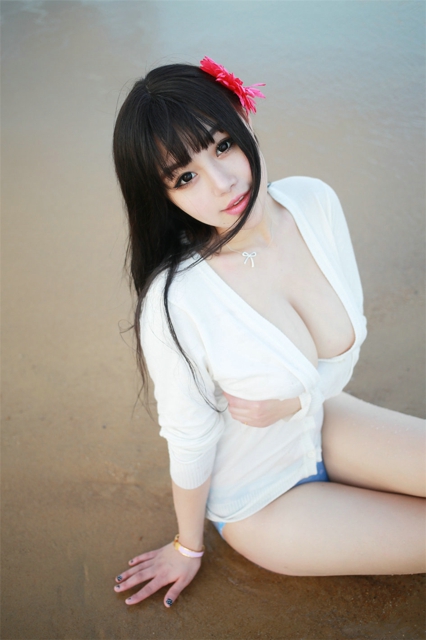 童颜巨乳女神可儿海边性感酥胸写真