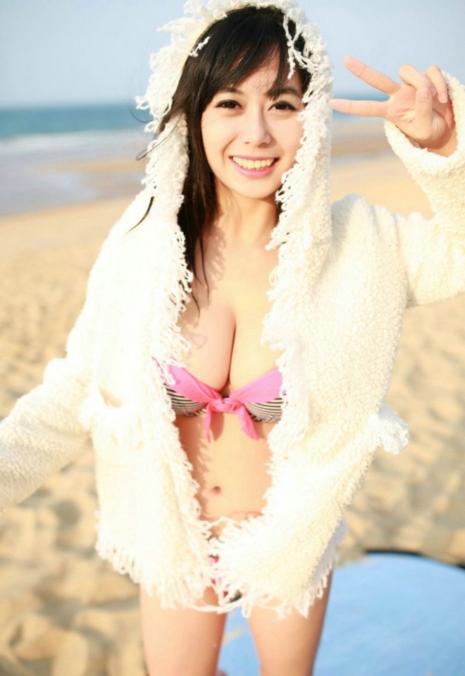 靓丽大眼清纯美女溪边比基尼大奶惹火销魂娇媚诱人写真