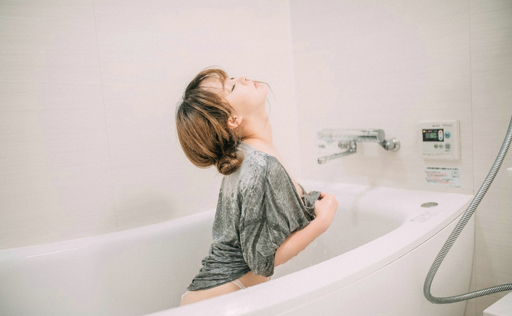 柳侑绮私房浴缸里湿身醉酒少妇诱惑勾魂迷人写真