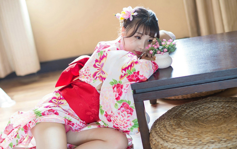 性感尤物芝芝Booty花色日系和服红色蕾丝内裤诱惑迷人气质写真