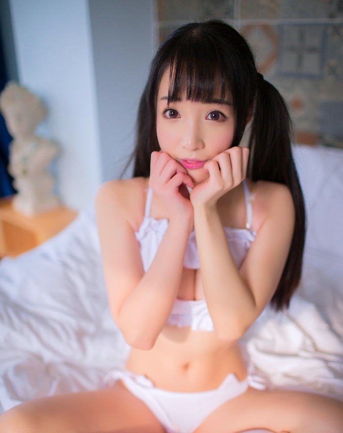 居家私房气质美女萌神妹妹白色蕾丝情趣内衣美乳翘臀诱人写真