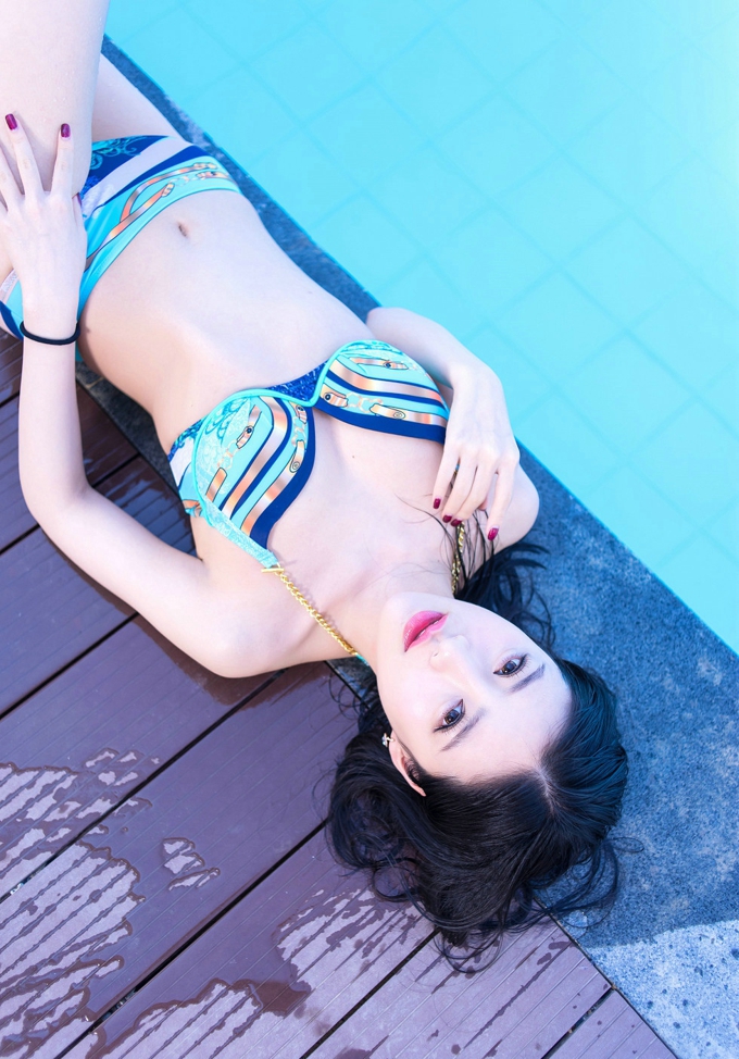 气质女神施忆佳KITTY酱性感泳衣诱惑迷人美乳翘臀美腿诱惑写真