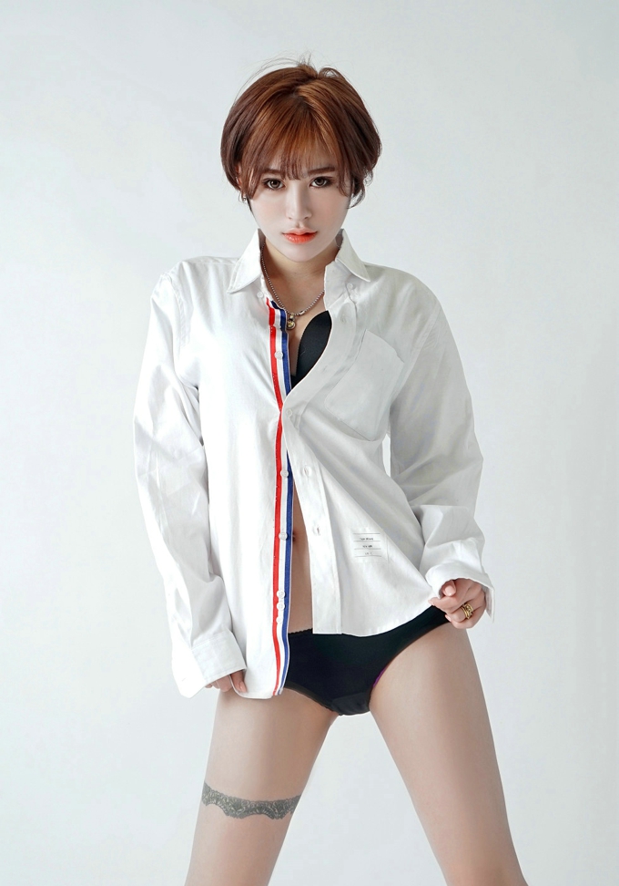 帅气女孩赵亚男性感白衬衫内衣美乳翘臀美腿气质私房写真