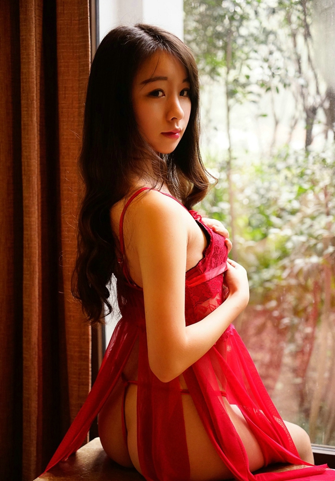 红色蕾丝睡裙开叉情趣诱惑迷人梓萱Crystal性感女神写真