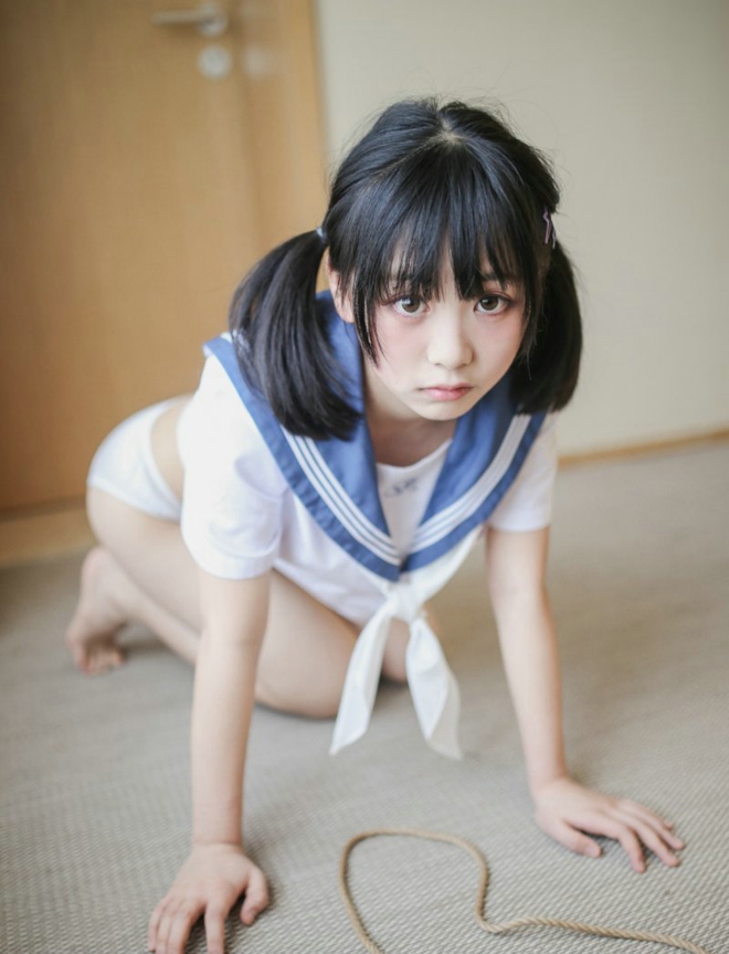 娇嫩平胸小萝莉糯米甜宝宝半裸翘臀捆绑挑逗销魂诱惑写真