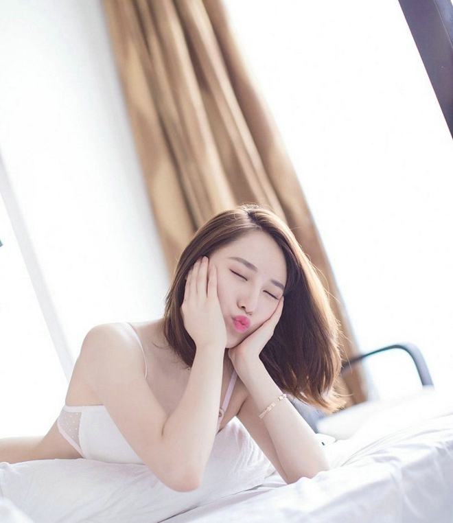 清纯性感美乳漂亮美女刘奕宁Lynn撒娇卖萌唯美写真