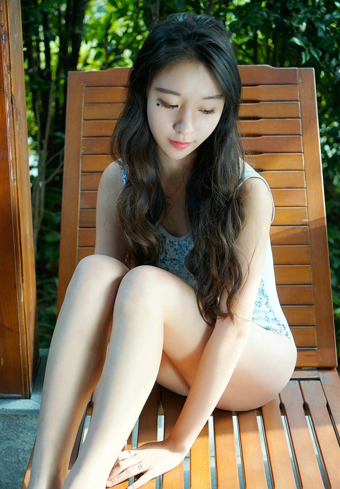 性感气质美女梓萱Crystal诱惑迷人翘臀美腿风情尤物写真