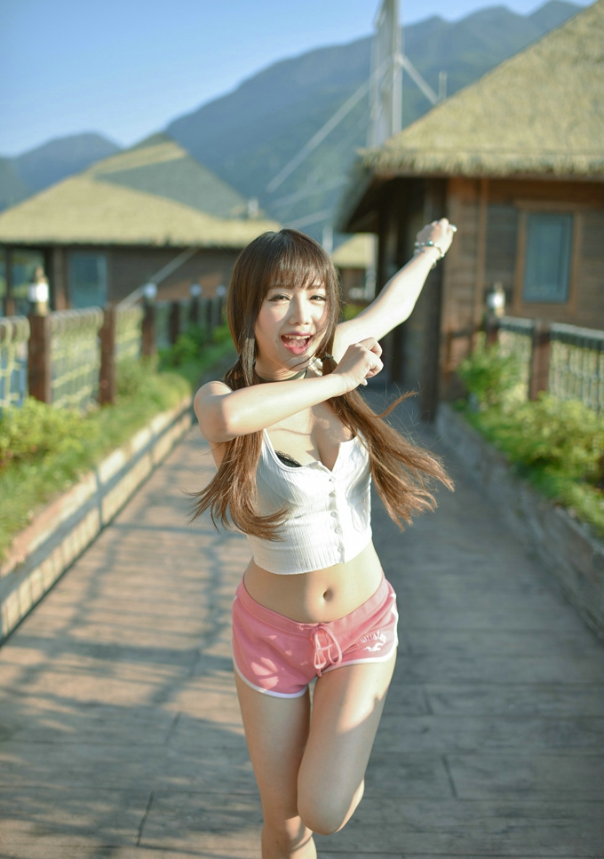 青春靓丽女模特Akiki朱若慕性感可人诱惑气质美乳翘臀写真