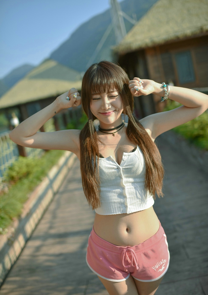 青春靓丽女模特Akiki朱若慕性感可人诱惑气质美乳翘臀写真