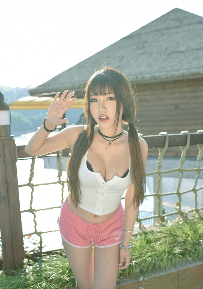 青春靓丽女模特Akiki朱若慕性感可人诱惑气质美乳翘臀写真