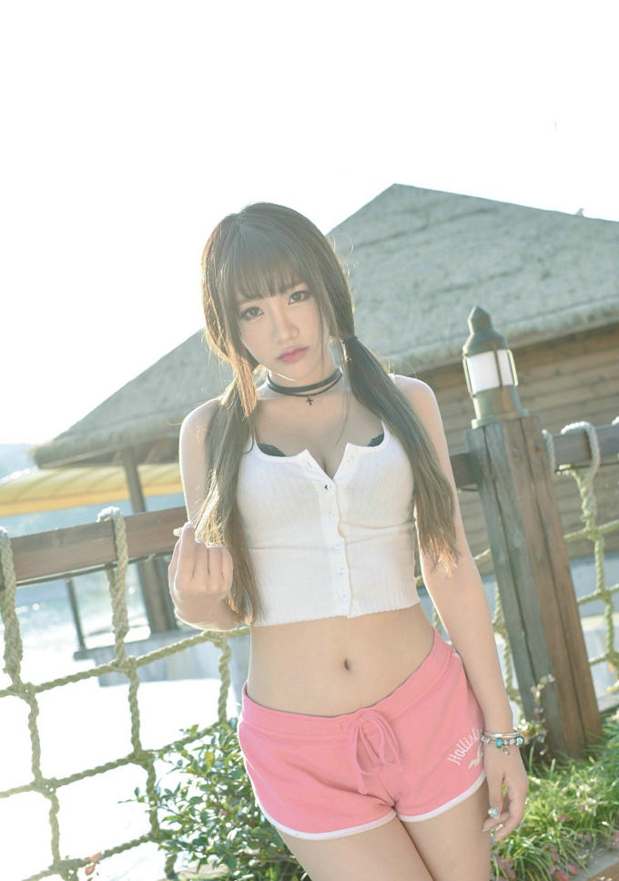 青春靓丽女模特Akiki朱若慕性感可人诱惑气质美乳翘臀写真