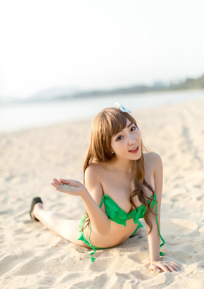 海滩比基尼完美身材女神黄歆苑巨乳大胸翘臀白嫩肌肤撩人写真