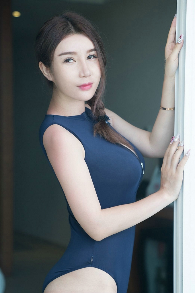 妖娆美女陈秋雨黑丝蕾丝薄纱睡裙情趣内衣诱惑迷人豪乳气质写真