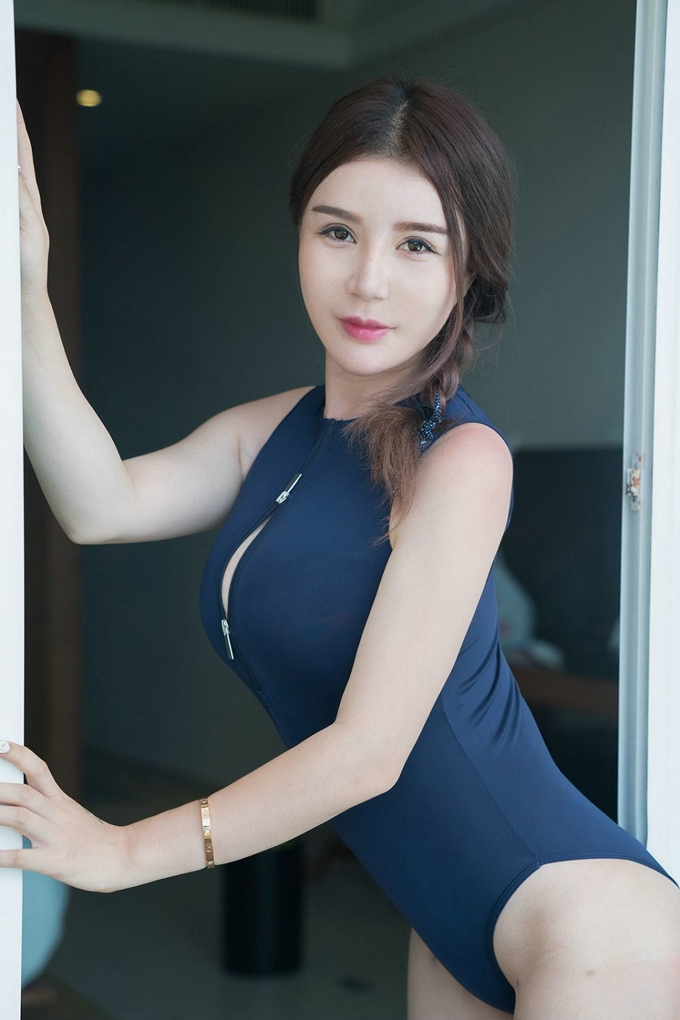 妖娆美女陈秋雨黑丝蕾丝薄纱睡裙情趣内衣诱惑迷人豪乳气质写真