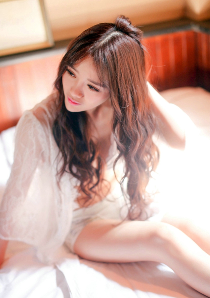气质美女高溜Milkcat性感内衣白色蕾丝诱惑迷人美乳性感写真
