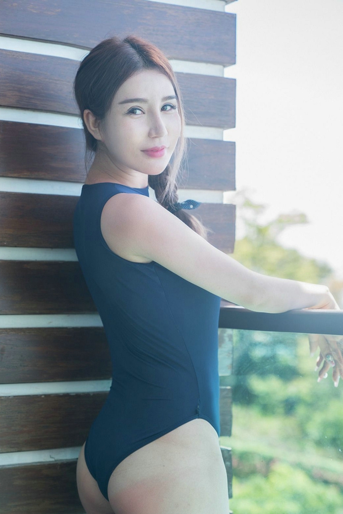 妖娆美女陈秋雨黑丝蕾丝薄纱睡裙情趣内衣诱惑迷人豪乳气质写真