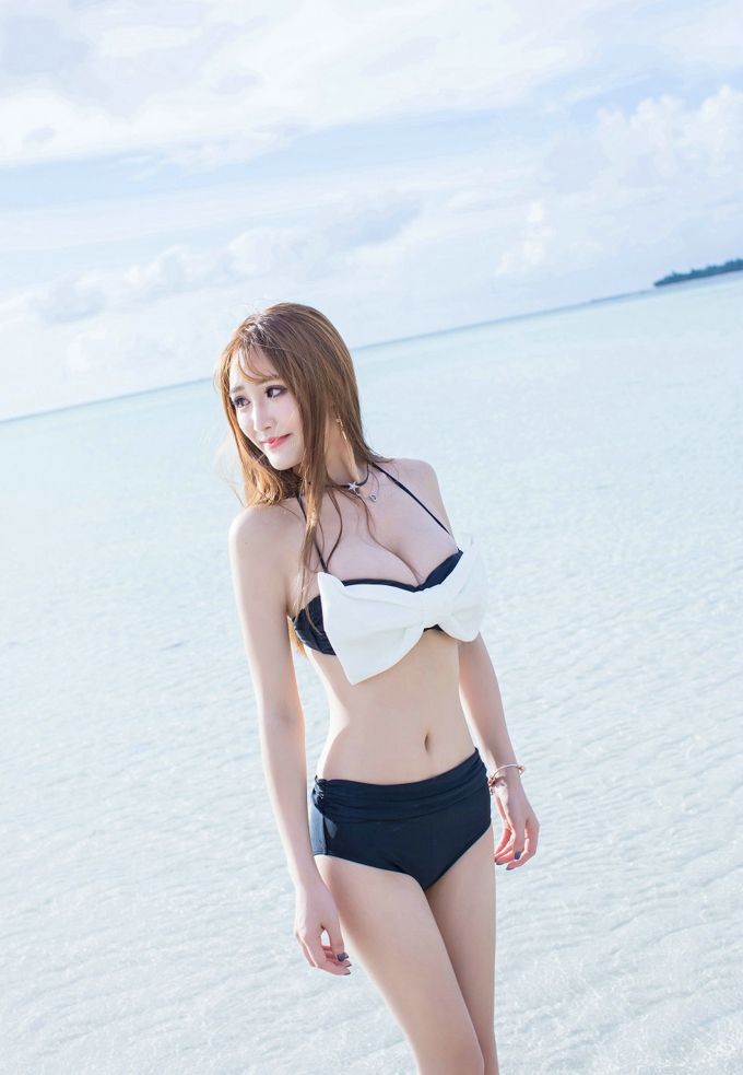 妤薇Vivian比基尼诱惑豪乳翘臀写真