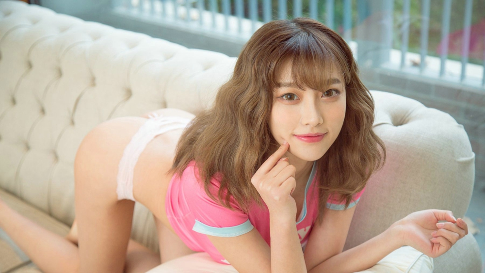 粉色上衣白色内衣娇嫩美乳杨晨晨写真