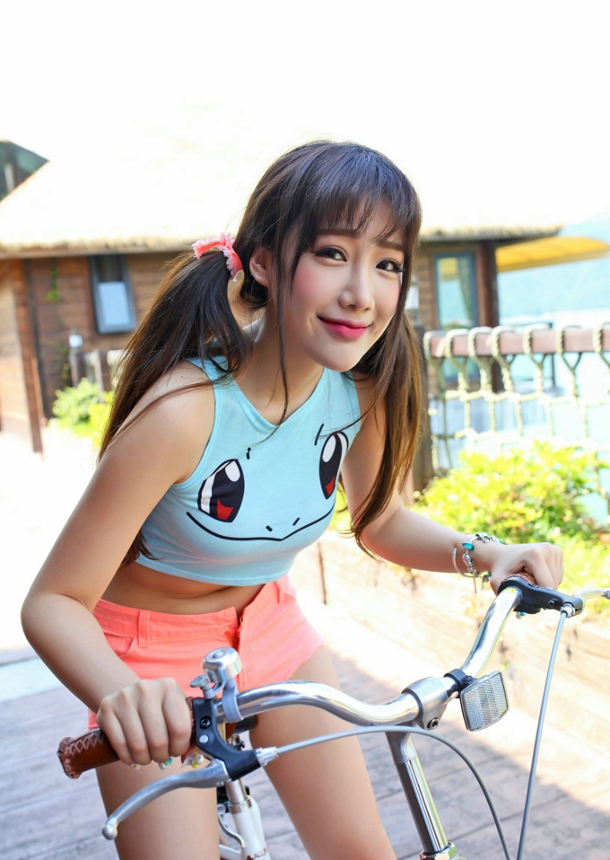 朱若慕Akiki可爱萝莉性感短上衣写真