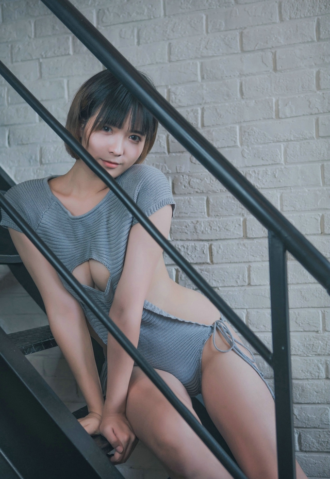 巨乳嫩模性感萌妹黑黑小方块写真