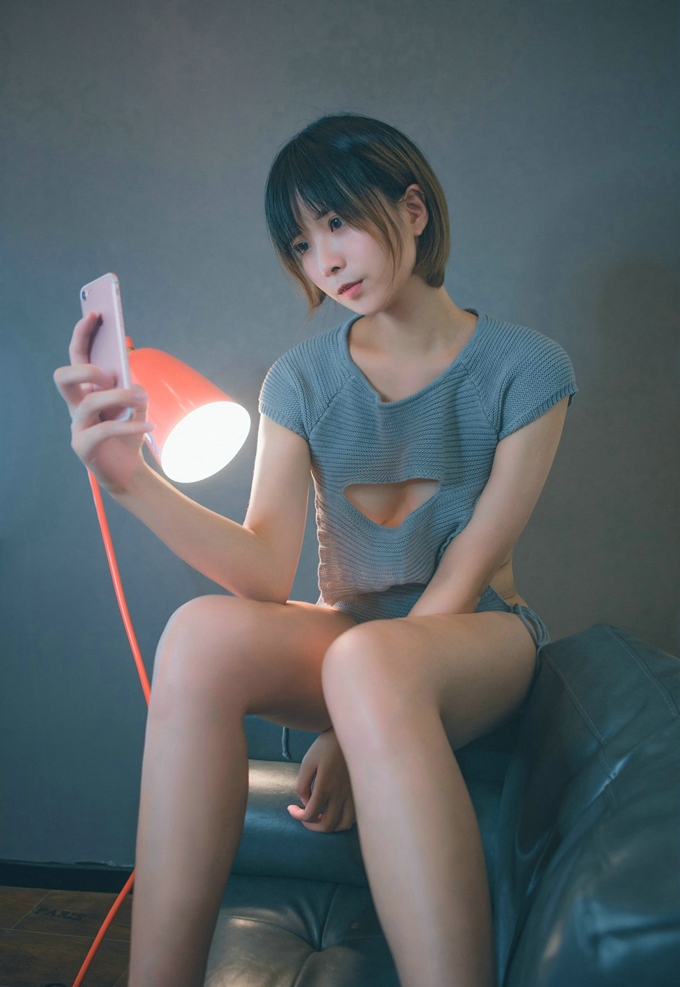 巨乳嫩模性感萌妹黑黑小方块写真