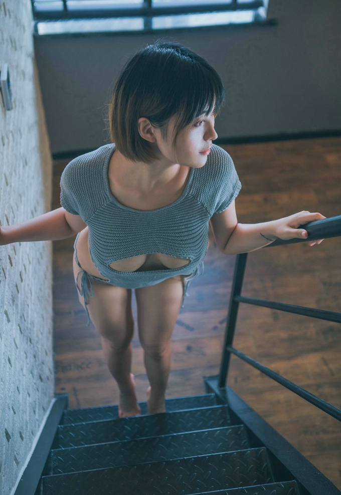 巨乳嫩模性感萌妹黑黑小方块写真