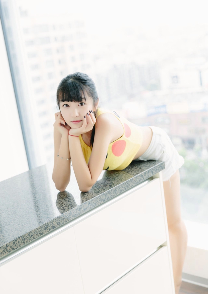 超短上衣可爱妹子卖萌美腿写真